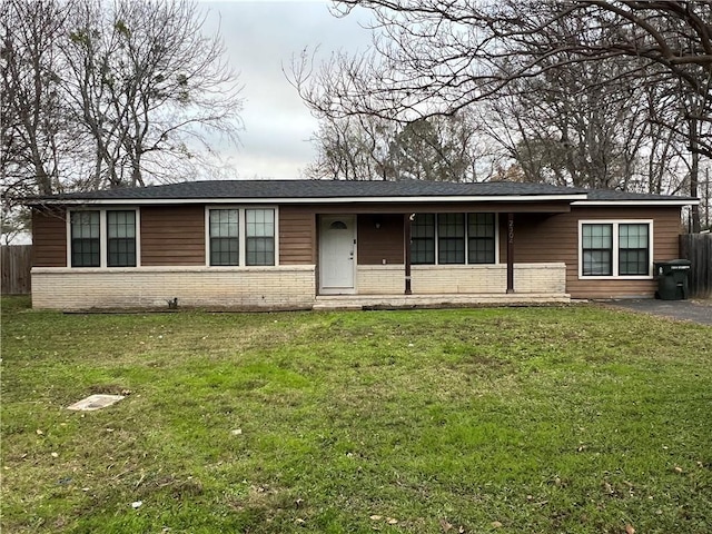 single story home with a front lawn