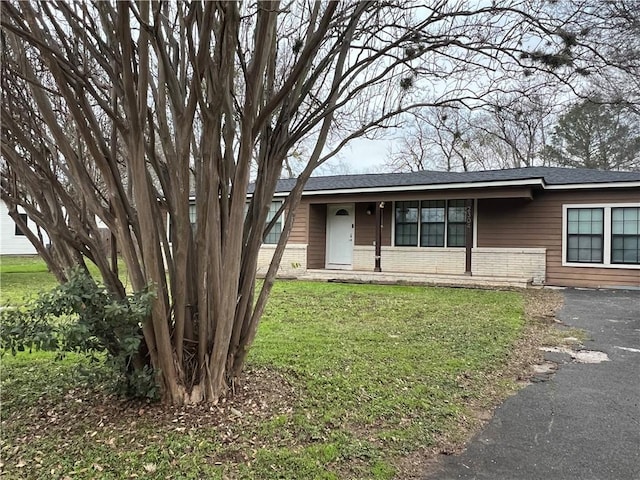 ranch-style house featuring a front lawn