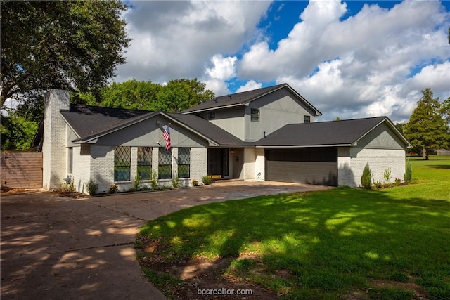 view of front facade featuring a garage and a front lawn