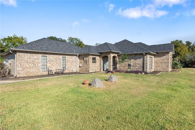 view of front of home with a front lawn