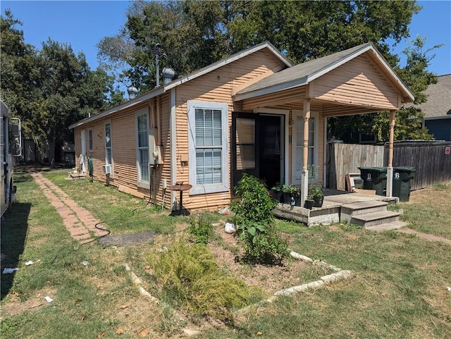 view of front of property featuring a front yard