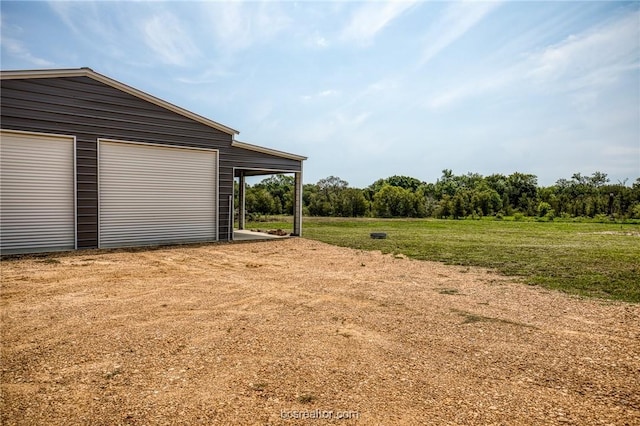 view of yard with an outbuilding and a garage