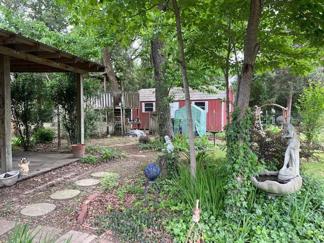 view of yard with an outbuilding