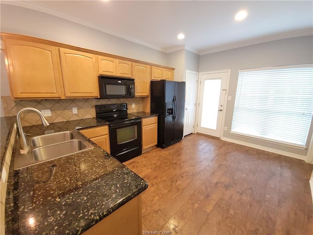 kitchen with sink, tasteful backsplash, ornamental molding, black appliances, and light hardwood / wood-style floors