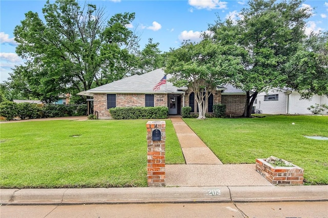 ranch-style house featuring a front yard