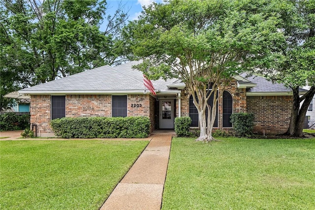 ranch-style house featuring a front yard