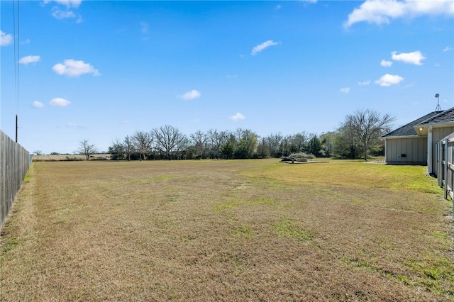 view of yard featuring a rural view