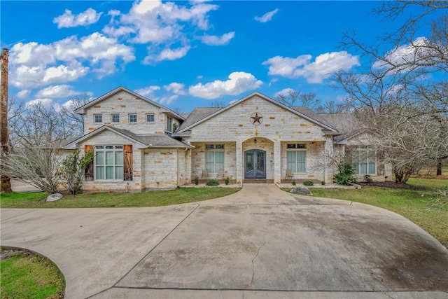 view of front of property featuring a front yard