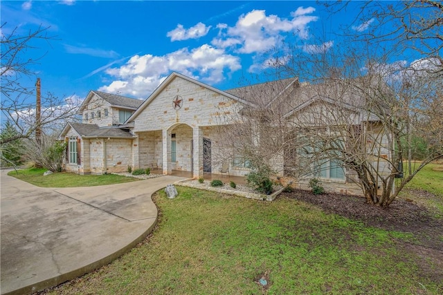 view of front of house featuring a front lawn