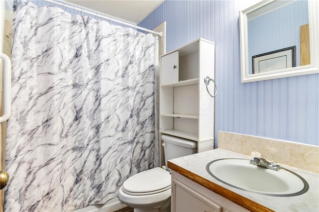 full bath featuring vanity, toilet, a shower with shower curtain, and wallpapered walls