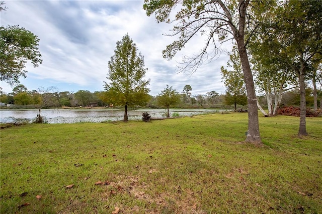 view of yard featuring a water view