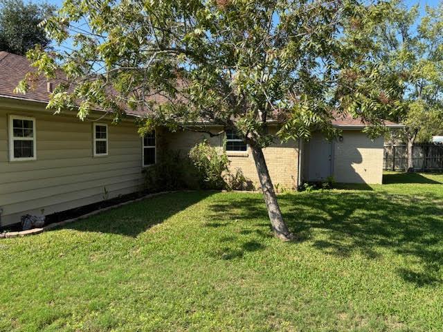 702 E Kezee St, Calvert, TX 77837 - photo 21