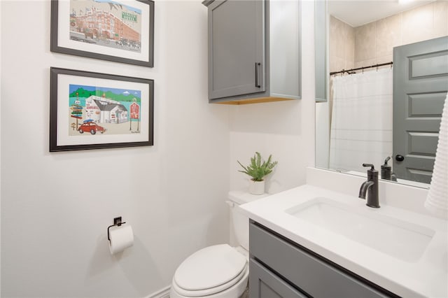 full bathroom featuring curtained shower, vanity, and toilet