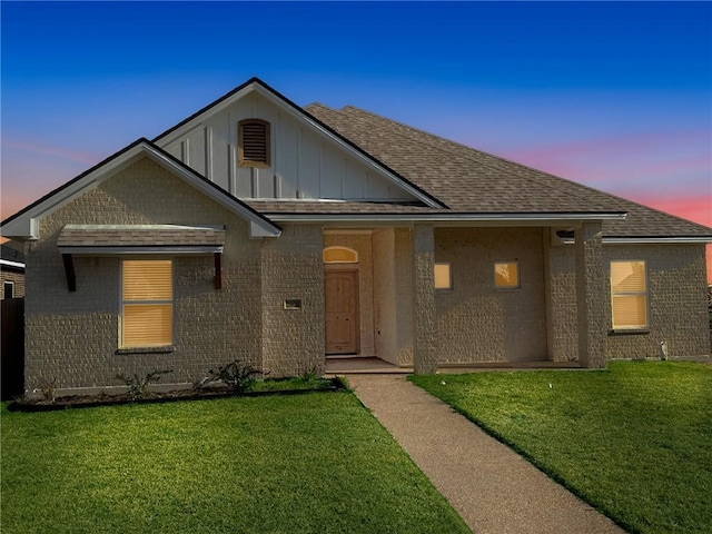 view of front of house featuring a lawn