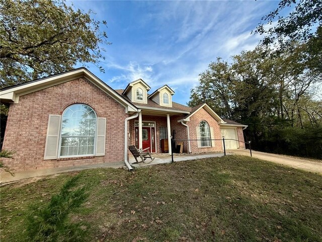 view of front of property featuring a front yard and a garage