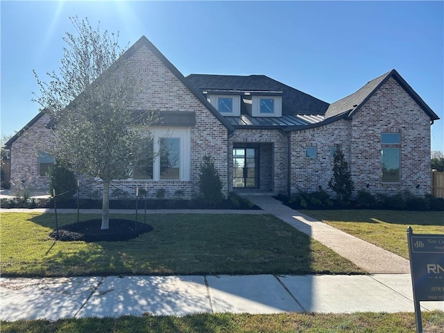 view of front facade with a front yard