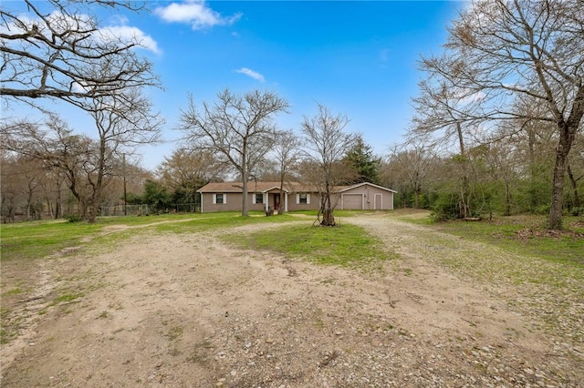 view of front of property featuring a front yard