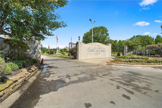 view of community / neighborhood sign