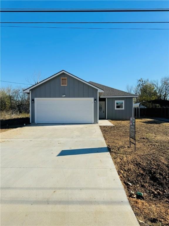 view of front facade with a garage