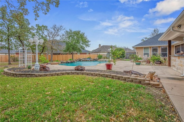 view of yard featuring a fenced in pool