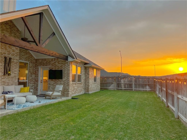 view of yard at dusk