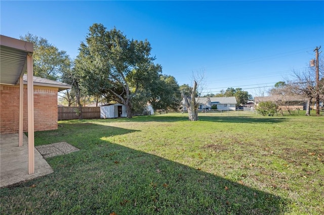 view of yard featuring a storage unit