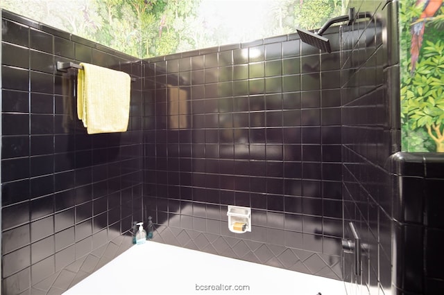 bathroom featuring a tile shower