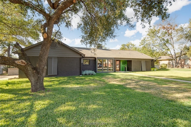 ranch-style house featuring a front yard