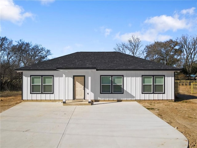 807 E Brown St, Hearne, TX 77859 - view of front facade with a patio