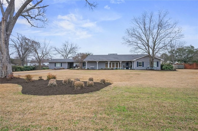 view of front of home featuring a front yard