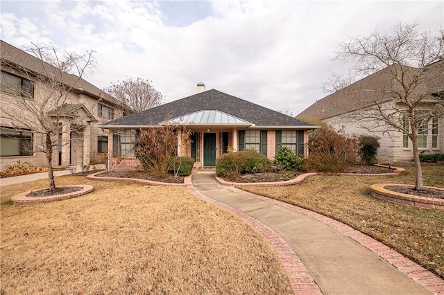 view of front facade with a front yard