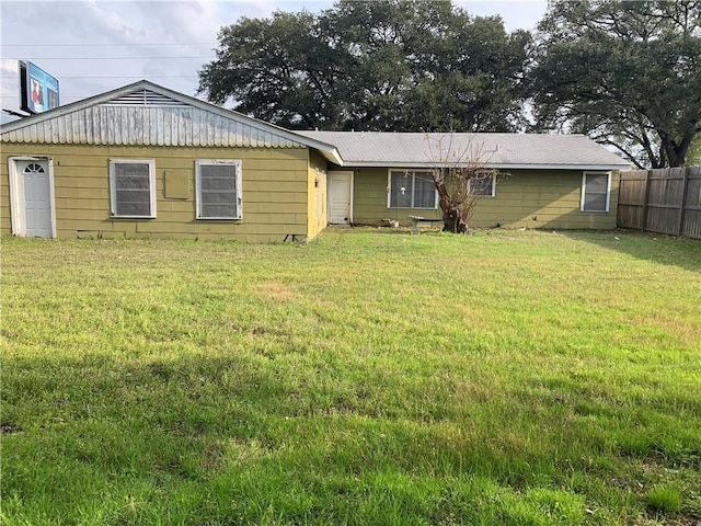 view of front facade with fence and a front lawn