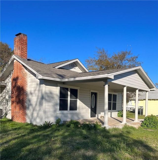 view of front of house with a porch and a front yard