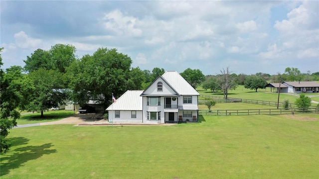 view of yard featuring driveway