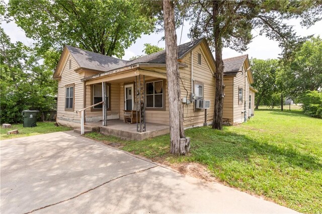 905 N Parker Ave, Bryan, TX 77803 - view of front of house featuring a porch, a front lawn, and roof with shingles