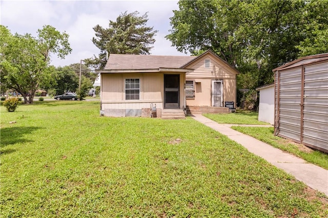 905 N Parker Ave, Bryan, TX 77803 - view of front of property with entry steps and a front lawn