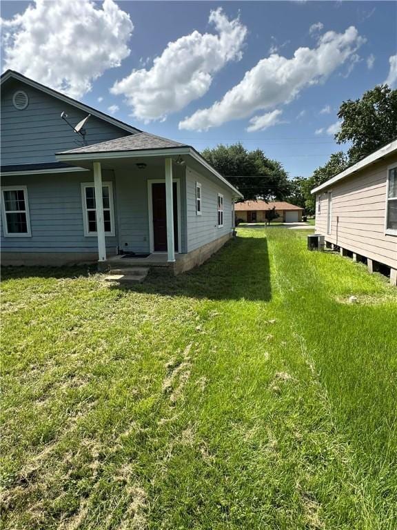 1113 W 10th St, Hearne, TX 77859 - back of property with a lawn