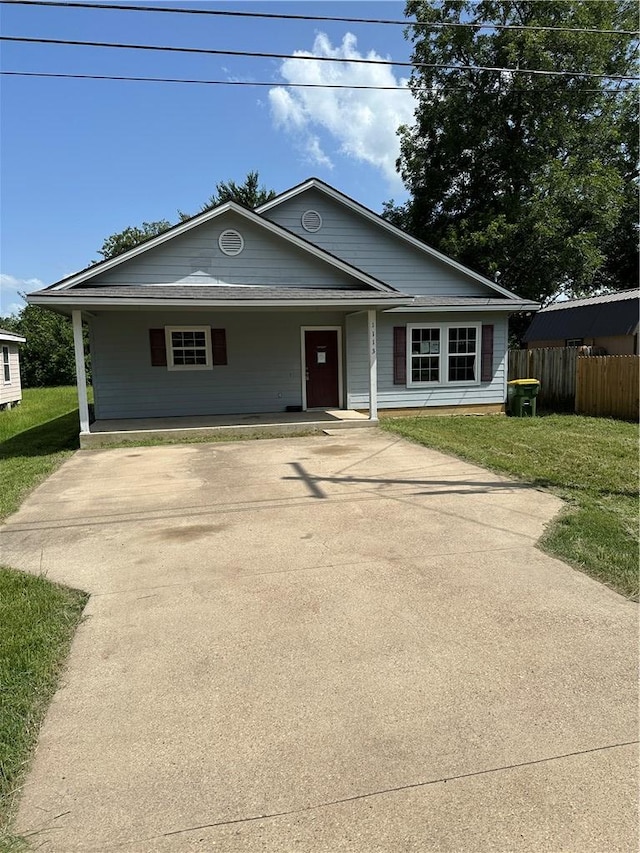 1113 W 10th St, Hearne, TX 77859 - view of front facade featuring concrete driveway
