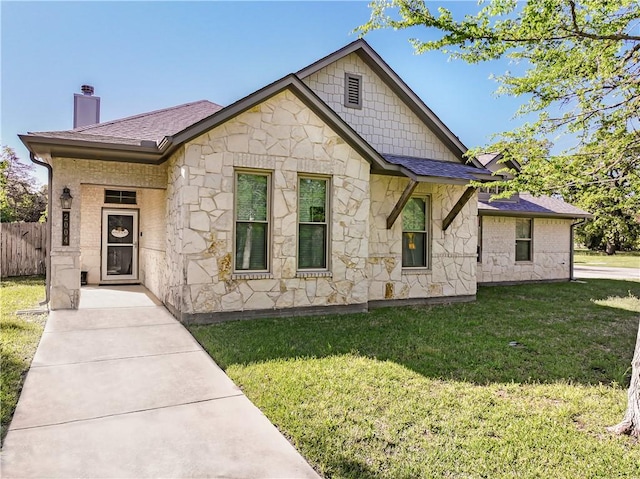 view of front of home featuring a front yard