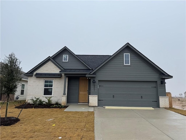 view of front facade featuring a garage and a front yard