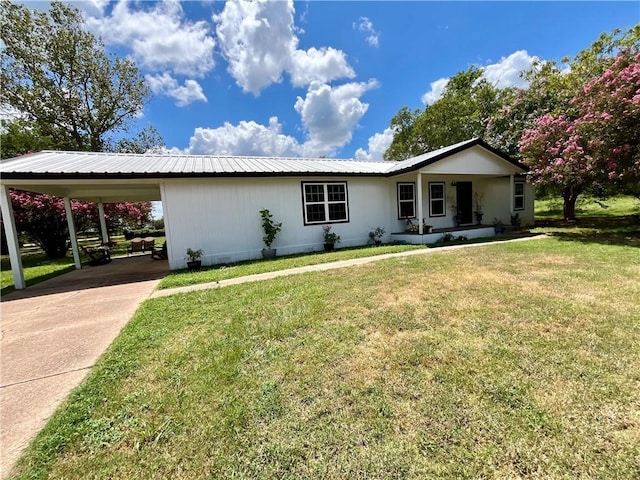 single story home featuring a carport and a front lawn