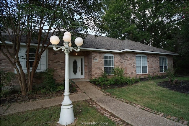 view of front of property featuring a front lawn