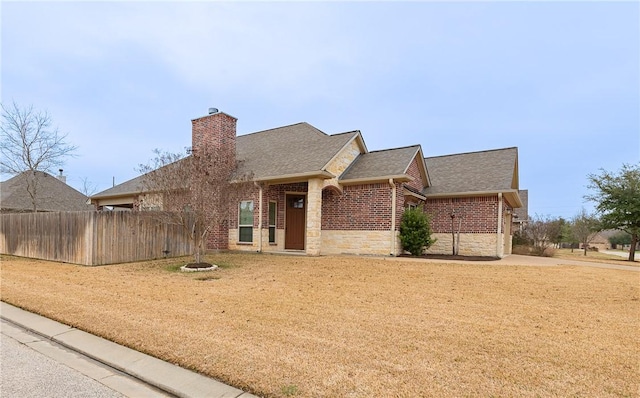 view of front of home featuring a front lawn