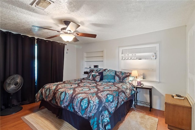10072 Riley Green Rd, Franklin, TX 77856 - bedroom with wood finished floors, a textured ceiling, and a ceiling fan