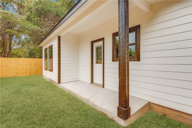 property entrance featuring a yard