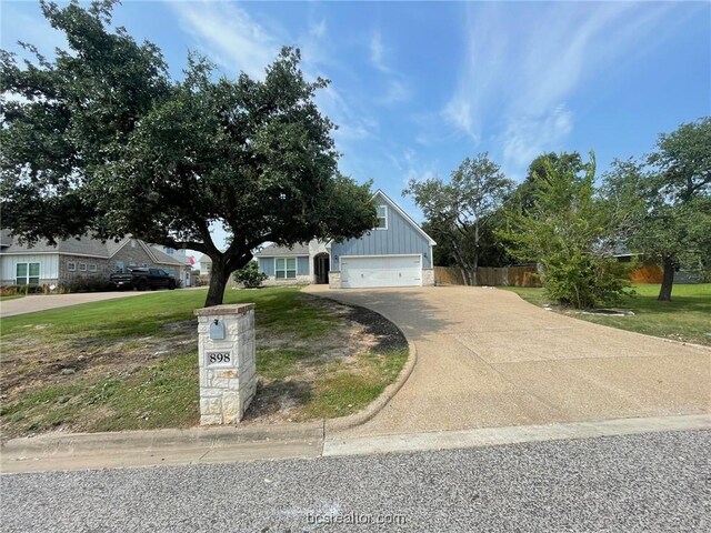 view of front of house featuring a front lawn