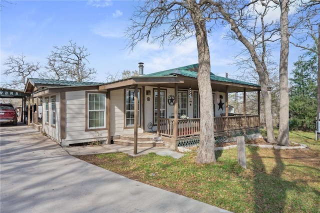 view of front of home featuring a front yard, a porch, and a carport