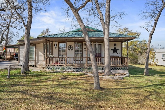 view of front of property featuring a front yard and a porch