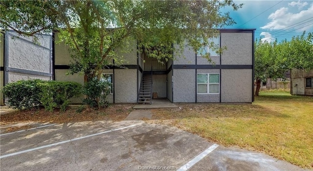 view of front of property featuring a front lawn