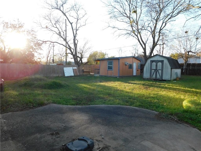 view of yard featuring a storage shed